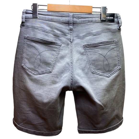 Calvin Klein Mid Rise Bermudas - Picture 2 of 4